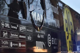 Chiếc xe chở các cầu thủ Dortmund bị đánh bom. (Nguồn: AP)