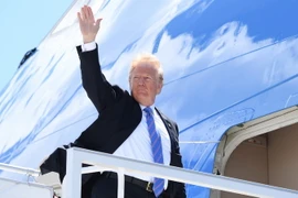Tổng thống Mỹ Donald Trump lên chiếc Không lực 1 để khởi hành tới Singapore. (Nguồn: AFP/TTXVN)