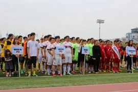 Các đội tham dự giải bóng đá gây quỹ từ thiện. (Ảnh: Phạm Duy/Vietnam+)