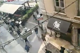 Cổ động viên Anh phải bỏ chạy khi bị tấn công. (Nguồn: Daily Star)