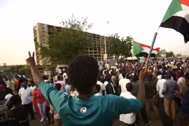 Người biểu tình tập trung bên ngoài trụ sở quân đội ở Khartoum, Sudan, ngày 4/5. (Ảnh: AFP/TTXVN)