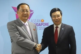 Phó Thủ tướng, Bộ trưởng Ngoại giao Phạm Bình Minh và Bộ trưởng Ngoại giao Triều Tiên Ri Yong Ho. (Ảnh: Xuân Vịnh/TTXVN)