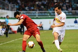 Văn Toàn (áo trắng) không thể giúp HAGL tránh khỏi thất bại thứ 2. (Ảnh: Dư Toán/TTXVN)