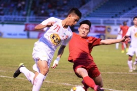 Hoàng Anh Gia Lai (áo trắng) thua ngược Hải Phòng. (Ảnh: Dư Toán/TTXVN)