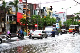 Mưa lớn gây ngập úng một số tuyến đường. (Ảnh: Quang Quyết/TTXVN)