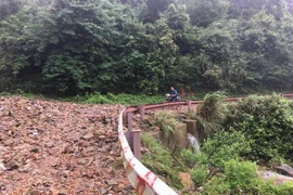 Mưa to gây sạt lở đường lên Khu du lịch Mẫu Sơn. (Ảnh: Doãn Hoàng Nam/TTXVN)