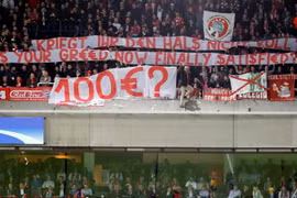 Cổ động viên Bayern giăng biểu ngữ phản đối. (Nguồn: thesun)