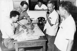 Bộ phận tin quân sự VNTTX phấn khởi nhận tin từ các chiến trường trong chiến dịch Hồ Chí Minh. (Nguồn: TTXVN)