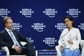 Cố vấn Nhà nước Myanmar, bà Aung San Auu Kyi (phải) tại buổi trò truyện. (Ảnh: Lâm Khánh/TTXVN)