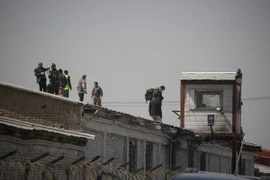 Lực lượng an ninh điều tra tại hiện trường vụ đánh bom. (Nguồn: THX/TTXVN)