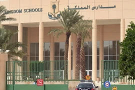 Lối vào chính của trường Kingdom ở Riyadh, Saudi Arabia ngày 31/5. (Nguồn: AFP/TTXVN)