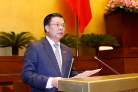 Bộ trưởng Bộ tài chính Đinh Tiến Dũng trình bày Tờ trình dự án Luật quản lý, sử dụng tài sản nhà nước (sửa đổi). (Ảnh: An Đăng/TTXVN)