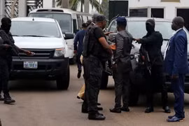 Lực lượng an ninh Nigeria trước tòa nhà Quốc hội. (Nguồn: Reuters)