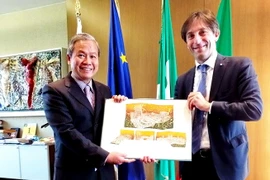Đại sứ Cao Chính Thiện và Phó Chủ tịch Vùng Lombardy Fabrizio Sala. (Ảnh: Quang Thanh/Vietnam+)