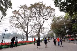 Nhiều người dân Thủ đô đi chơi Tết quanh Hồ Hoàn Kiếm. (Ảnh: Anh Tuấn/TTXVN)