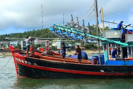 Tàu cá chuẩn bị cho chuyến ra khơi. (Ảnh: Ngọc Hà/TTXVN)