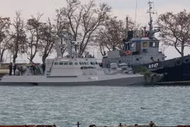 Tàu hải quân Ukraine bị bắt giữ tại cảng Kerch, Crimea, Nga ngày 26/11/2018. (Ảnh: AFP/TTXVN)