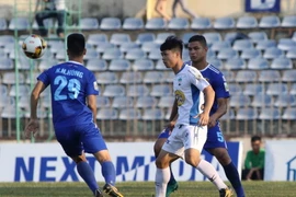 Công Phượng (áo trắng) giúp Hoàng Anh Gia Lai chiến thắng.