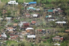 Nhiều ngôi nhà bị tàn phá do bão Mangkhut tại tỉnh Cagayan, miền bắc Philippines ngày 16/9. (Ảnh: AFP/TTXVN)