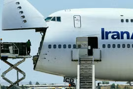 Lương thực được đưa lên máy bay Iran để chuyển đến Qatar. (Nguồn: hindustantimes) 
