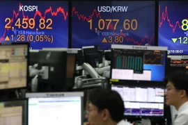 Giao dịch viên làm việc tại phòng giao dịch chứng khoán, ngân hàng Hana, Seoul, Hàn Quốc. (Nguồn: Yonhap/TTXVN)