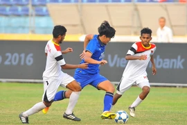 U19 Thái Lan (áo xanh) vượt qua U19 Timor Leste để giành vé vào chung kết. (Ảnh: Minh Đức/TTXVN)