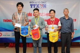 Trao giải cho các vận động viên tham dự giải. (Ảnh: Nguyễn Xuân Dự/Vietnam+)