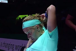 Svetlana Kuznetsova cắt tóc ngay trên sân. (Nguồn: Daily Mail)