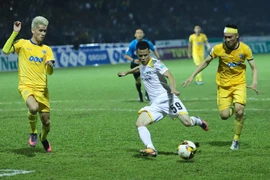 Sông Lam Nghệ An (áo trắng) thua trận trên sân Thanh Hóa. (Ảnh: Vietnam+)