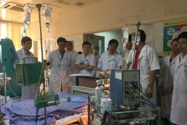 Các chuyên gia đầu ngành của Bệnh viện Bạch Mai tham gia hội chuẩn bệnh nhân Nguyễn Thị Bích Nguyên. (Ảnh: Vũ Hà/TTXVN)