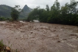 Nhiều sông suối tại Lào Cai nước lũ dâng cao do mưa lớn. (Ảnh: TTXVN phát)