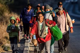 Người di cư từ các nước Trung Mỹ đổ về Tijuana gần biên giới giữa Mexico và Mỹ. (Nguồn: AFP/TTXVN)