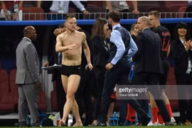 Rakitic phát cuồng lột quần áo ngay trên sân ăn mừng chiến thắng