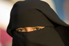 Một phụ nữ theo phiến quân IS. (Nguồn: deccanchronicle)