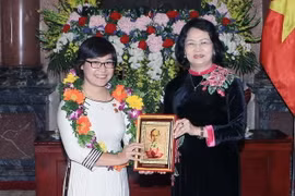 Phó Chủ tịch nước Đặng Thị Ngọc Thịnh tặng bức hình chân dung Bác Hồ cho các đại biểu nhận giải thưởng Quả cầu vàng. (Ảnh: Phạm Kiên/TTXVN)