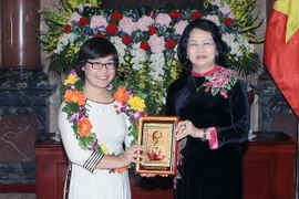 Phó Chủ tịch nước Đặng Thị Ngọc Thịnh tặng bức hình chân dung Bác Hồ cho các đại biểu nhận giải thưởng Quả cầu vàng. (Ảnh: Phạm Kiên/TTXVN)