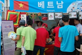 Khách tham quan gian hàng của Việt Nam tại lễ hội. (Ảnh: Vũ Toàn-Hữu Tuyên/Vietnam+)