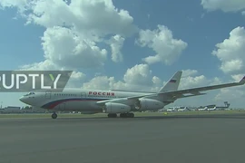 Máy bay chở Tổng thống Putin hạ cánh xuống Helsinki. (Nguồn: RT)