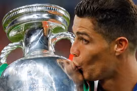 Ronaldo hôn cúp sau khi giành chức vô địch. (Nguồn: AP)
