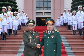 Bộ trưởng Bộ Quốc phòng Phùng Quang Thanh đón Phó Thủ tướng kiêm Bộ trưởng Quốc phòng Campuchia Tia Banh. (Ảnh: Trọng Đức/TTXVN)