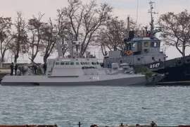 Tàu hải quân Ukraine bị bắt giữ tại cảng Kerch, Crimea, Nga ngày 26/11/2018. (Ảnh: AFP/TTXVN)