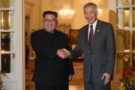 Nhà lãnh đạo Triều Tiên Kim Jong-un gặp Thủ tướng Singapore Lý Hiển Long. (Nguồn: AFP/TTXVN)