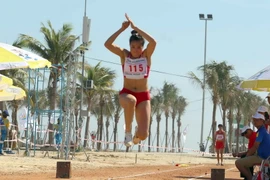 VĐV Vũ Thị Mến giành HCV nhảy xa ba bước. (Ảnh: Trần Lê Lâm/TTXVN)