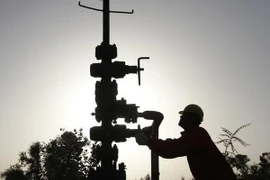 OPEC giảm sản lượng sẽ đẩy giá dầu tăng. (Nguồn: Reuters)