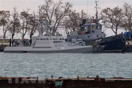 Tàu quân sự Ukraine bị lực lượng biên phòng trực thuộc FSB bắt giữ tại cảng Kerch ngày 26/11/2018. (Ảnh: AFP/TTXVN)