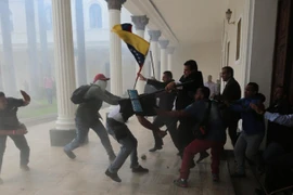 Nhiều kẻ bịt mặt đã tấn công ở trụ sở quốc hội Venezuela. (Nguồn: AP)
