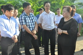 Chủ tịch Hội đồng Nhân dân thành phố Hà Nội Nguyễn Thị Bích Ngọc kiểm tra công tác phòng dịch sốt xuất huyết tại Công ty cổ phần Long Mã-Cụm công nghiệp Thanh Oai. (Ảnh: Tuyết Mai/TTXVN)