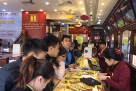 Giao dịch vàng tại Bảo Tín Minh Châu. (Ảnh: CTV/Vietnam+)