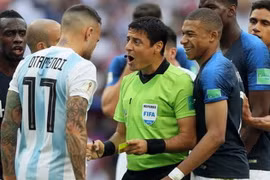 Ông Alireza Faghani điều khiển trận Pháp - Argentina ở World Cup 2018. (Nguồn: AP)