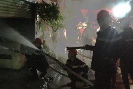 Lực lượng cứu hỏa làm nhiệm vụ. (Ảnh minh họa: Nguyễn Oanh/TTXVN)